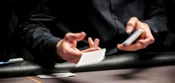 Dealer dando as cartas